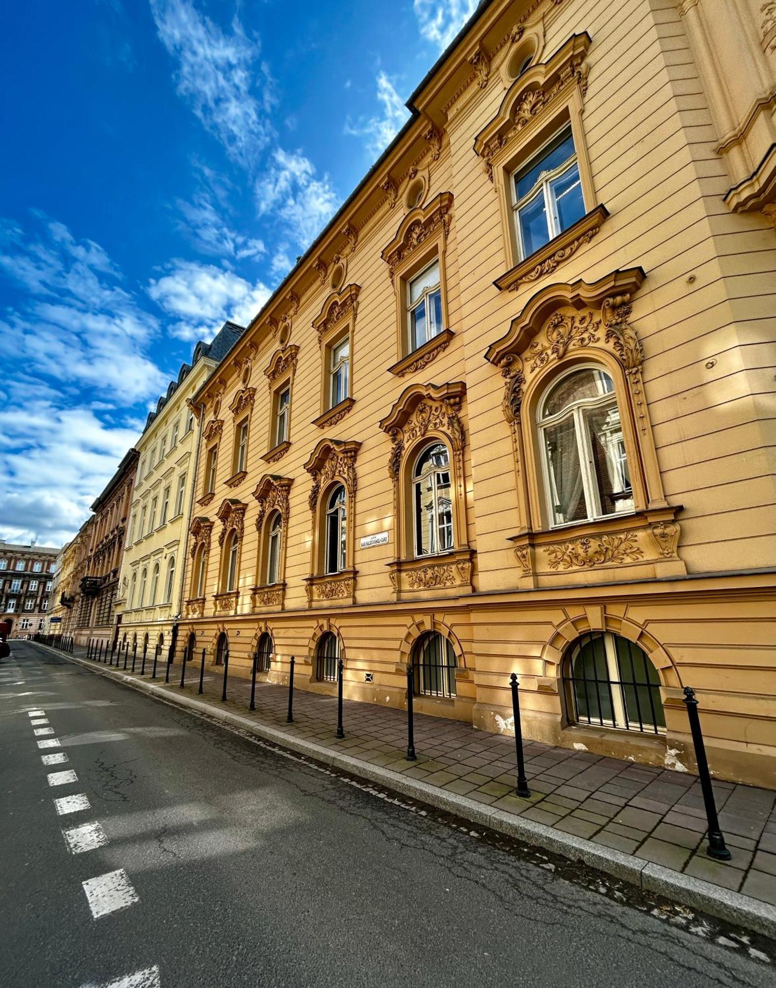Harmony Aparthotel Краков Экстерьер фото
